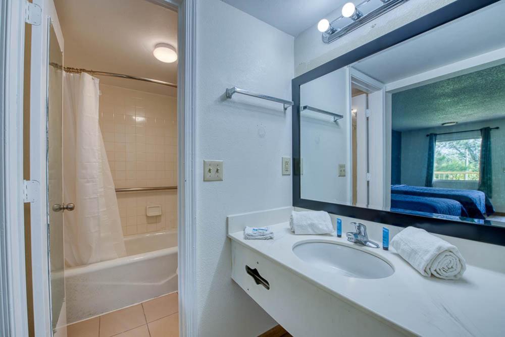 Zen Living Suites Extended Stay - Jacksonville - University Blvd מראה חיצוני תמונה